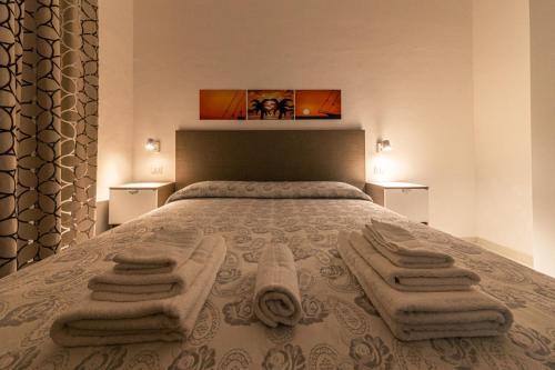 a bedroom with a bed with towels on it at B&B Il Sognatore in Crotone