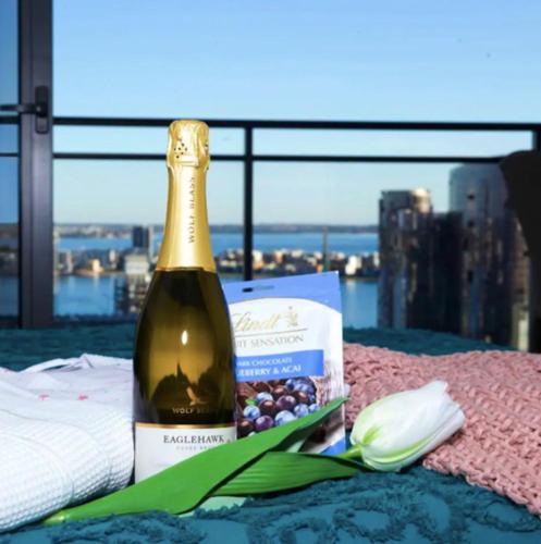 Getränke in der Unterkunft CENTRAL CBD EXEC STUNNING VIEW WIFI NETFLIX WINE