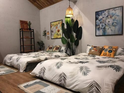 two beds sitting in a room with at Phố Đá Hotel in Lagi