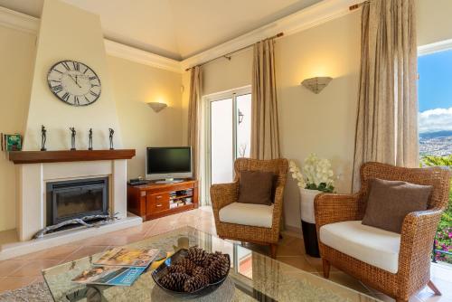 Ruang duduk di Balancal Apartments and Villas Palheiro Village