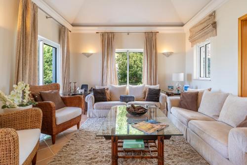 Ruang duduk di Balancal Apartments and Villas Palheiro Village