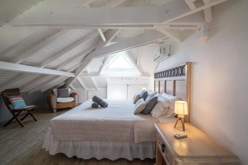 1 dormitorio con 1 cama grande en el ático en Résidence La Plage Orient Bay by La Conciergerie FWI, en Saint Martin