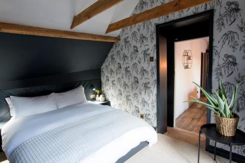 赫爾河畔京士頓的住宿－Spirit of Prince Street Hull Old Town，卧室配有白色的床和黑色墙壁