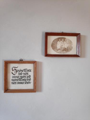 Certificado, premio, señal o documento que está expuesto en Nostalgie Apartment Weimar