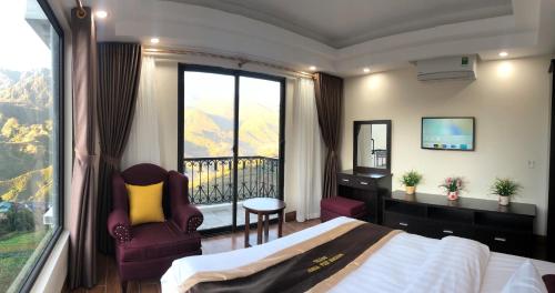 um quarto de hotel com uma cama e uma varanda em Muong Hoa View Hotel em Sa Pa