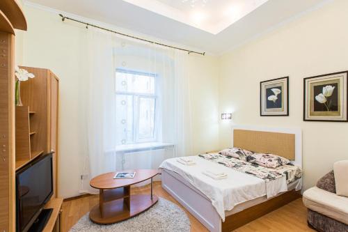 Ένα ή περισσότερα κρεβάτια σε δωμάτιο στο Біля Дзиги сучасна квартира на вулиці Вірменській 35