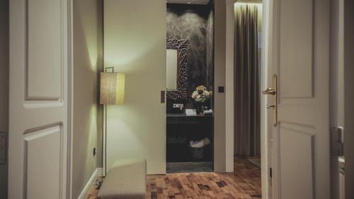 a hallway with a door leading into a room at Casal dos Capelinhos - Douro in Santa Marta de Penaguião