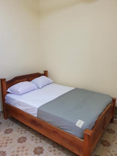 Rúm í herbergi á FANTASTIC APARTMENT, TRAVELER AWARD WINNER 2024, 1 ensuite bedroom, WIFI, air condition, separate living room, 2 toilets, 2 walk in shower rooms, hot water, separate kitchen, restaurant, bar, garden, 24 hour security, 20 minutes airport, North Legon Accra