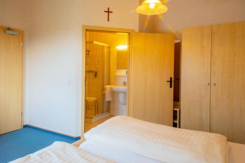 Una cama o camas en una habitación de Christliche Gästehäuser Weinstraße