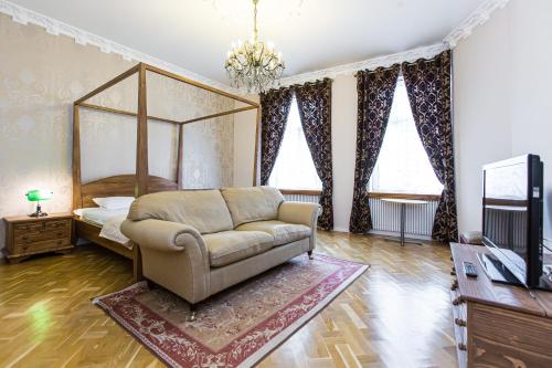 una camera con letto, divano e TV di Австрійська квартира в центрі на вулиці Михальчука 5 a Lviv