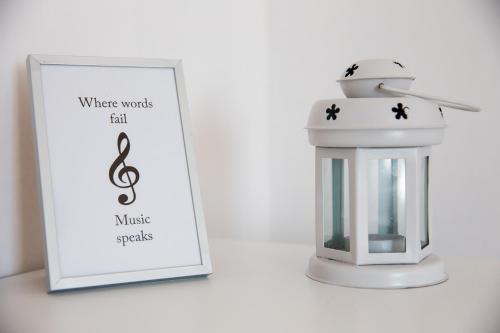 a white lantern next to a picture of a sign at Guest House Godimento in Čilipi