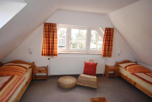 Schlafzimmer im Dachgeschoss mit 2 Betten und einem Fenster in der Unterkunft Gorch-Fock-Park in Timmendorfer Strand