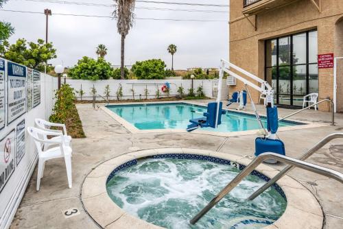 a jacuzzi hot tub at a hotel at Motel 6-Gardena, CA - South in Gardena