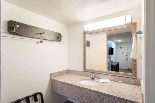 Ett badrum på Motel 6-Lexington, KY - Airport
