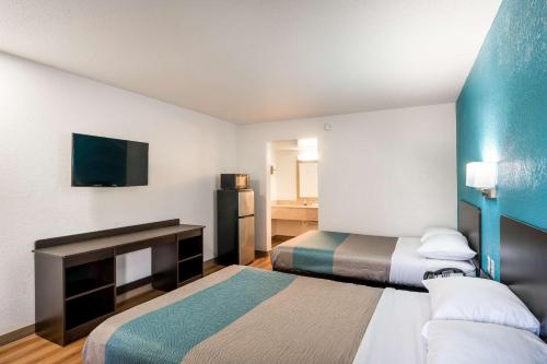Un pat sau paturi într-o cameră la Motel 6-Lexington, KY - Airport
