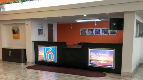 a lobby with a waiting area with two televisions at Motel 6-Daytona Beach, FL - Speedway in Daytona Beach