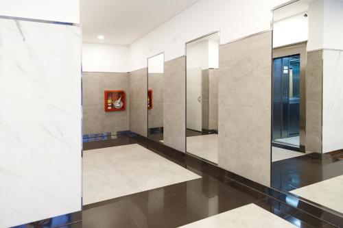 eine Reihe von Spiegeln in einer öffentlichen Toilette in der Unterkunft Departamento Buenos Aires Centro con cochera in Buenos Aires
