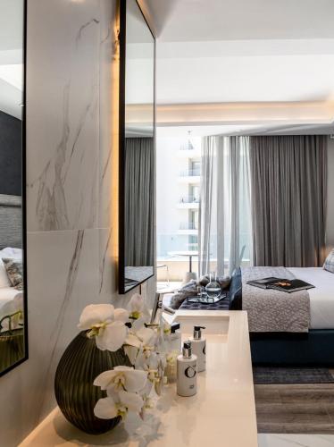 Ένα ή περισσότερα κρεβάτια σε δωμάτιο στο O' Two Hotel