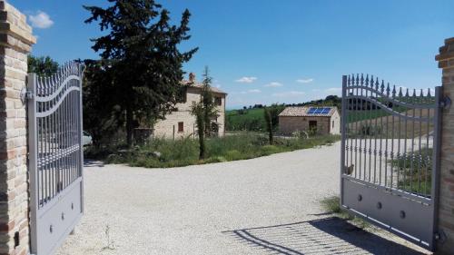 - l'entrée d'une allée avec un portail en fer dans l'établissement Poggio delle Lavande, à Montelupone