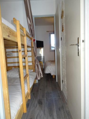 - un couloir avec 2 lits superposés dans une chambre dans l'établissement Appartement Saint Lary, à Vielle-Aure