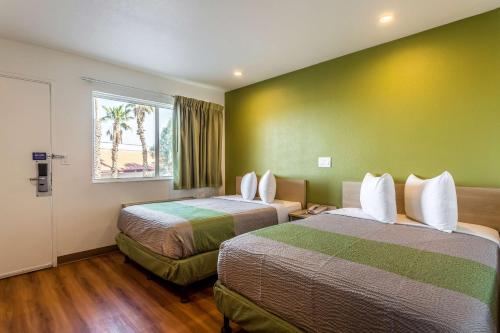 Кровать или кровати в номере Motel 6-Needles, CA