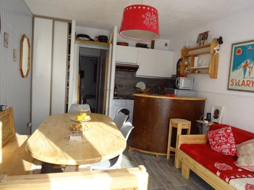 Vielle-AureにあるAppartement Saint Laryの木製テーブルとキッチンが備わる客室です。