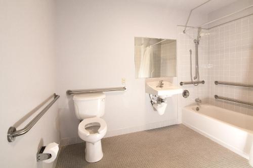 Koupelna v ubytování Curly Redwood Lodge