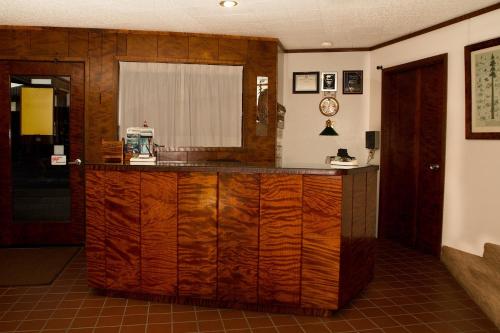 a bathroom with a wooden counter in a room at Curly Redwood Lodge in Crescent City