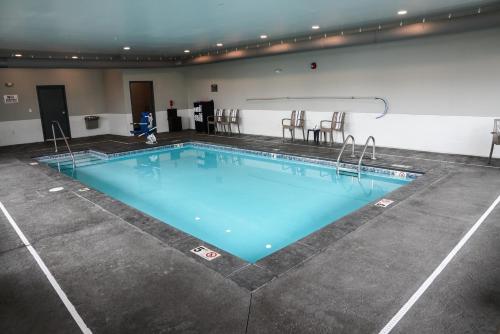 Bazén v ubytování Brookstone Inn & Suites nebo v jeho okolí