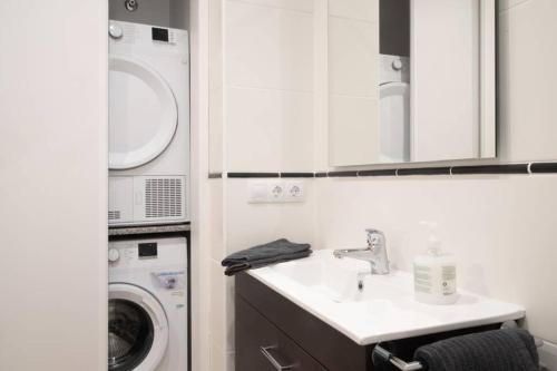 un bagno con lavandino e lavatrice di PLAÇA MAJOR 17 2n 1a a Banyoles