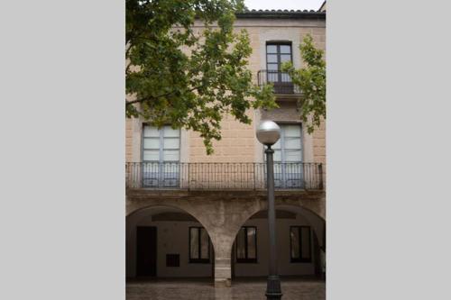 a building with a balcony and a street light at PLAÇA MAJOR 17 2n 1a in Banyoles