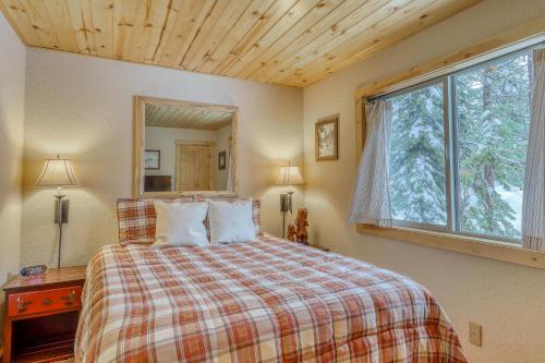 um quarto com uma cama e uma grande janela em Snowpeak Chalet in Tahoe Donner em Truckee