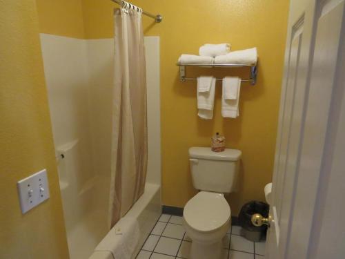 La salle de bains est pourvue de toilettes, d'une douche et de serviettes. dans l'établissement America's Best Inn & Suites Saint George, à Saint George