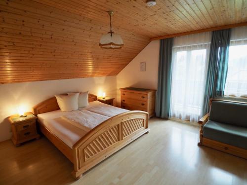 Tempat tidur dalam kamar di Gasthof Zum Grünen Specht