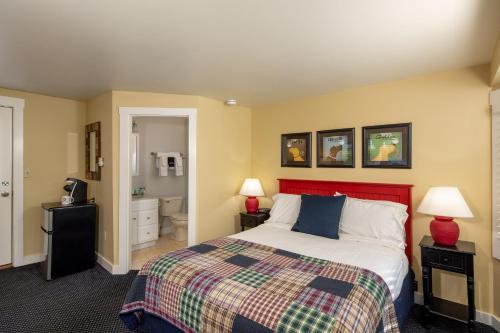 Postel nebo postele na pokoji v ubytování Glen Cove Inn & Suites Rockport