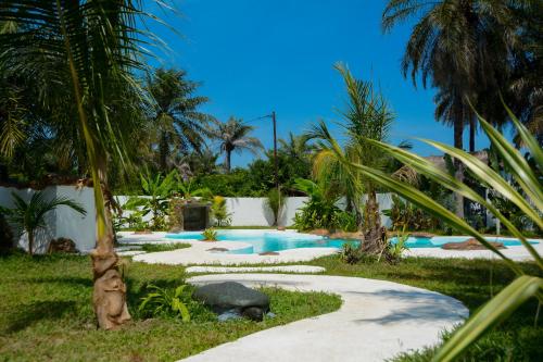 Swimming pool sa o malapit sa Oasis club