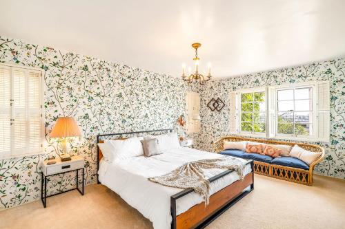 - une chambre avec un lit et du papier peint floral dans l'établissement La Playa Abode, à San Diego
