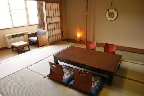 东川町Case House Hokkaido / Vacation STAY 61607的一间带木桌和椅子的用餐室