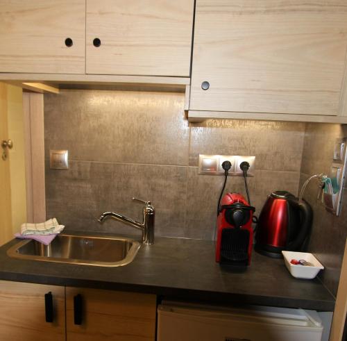 Кухня или мини-кухня в Aiolos Apartments Ermou 64 4th Floor

