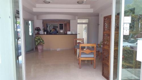 une salle à manger avec une table, des chaises et un comptoir dans l'établissement Hotel Villa Campeche, à Campeche