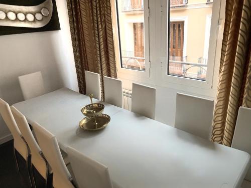 a white table with chairs and a candle on it at Apto Arima Centro Histórico in Zaragoza