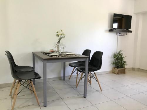 Televisyen dan/atau pusat hiburan di Cares Apartament, Morón, Buenos Aires