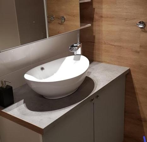 łazienka z dużą białą umywalką na blacie w obiekcie maison xemartea w mieście Hasparren