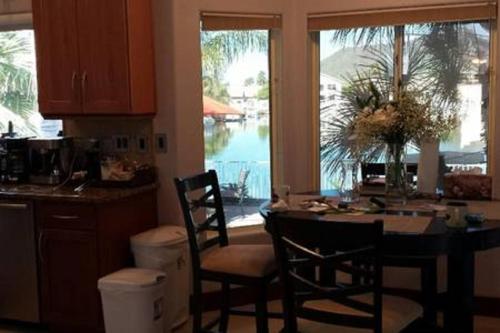 uma cozinha com uma mesa e cadeiras e uma mesa e janela em Glendale Arizona Lakeside Property em Glendale