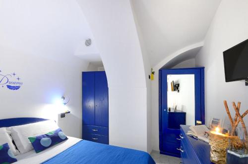 ein Schlafzimmer mit einem blauen Bett und einem blauen Schrank in der Unterkunft Casa Amore Amalfi in Amalfi