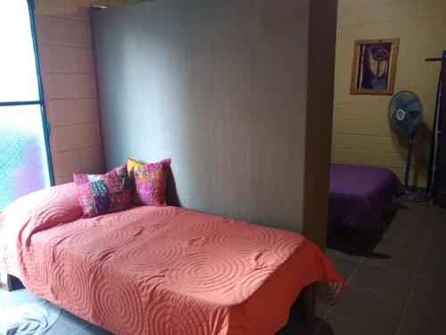 En eller flere senge i et værelse på Dpto La Bicicleta solar