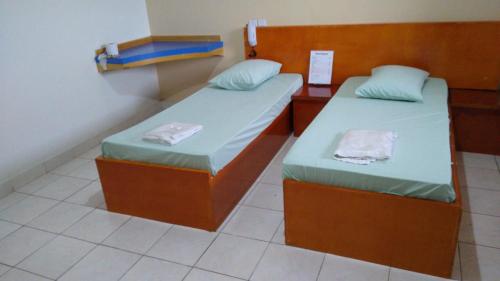 2 camas en una habitación pequeña con sidx sidx sidx sidx sidx sidx en Hotel Ragueb, en São Paulo