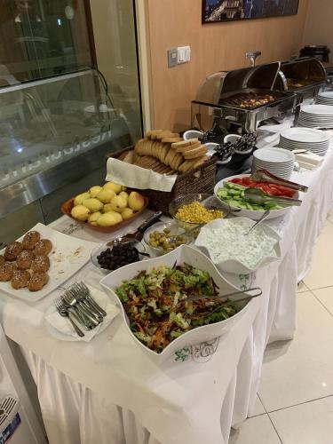 een buffet met eten op tafel bij City Hotel Plovdiv in Plovdiv