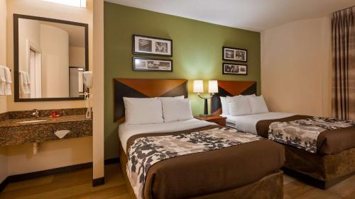 Voodi või voodid majutusasutuse SureStay Plus Hotel by Best Western Macon West toas