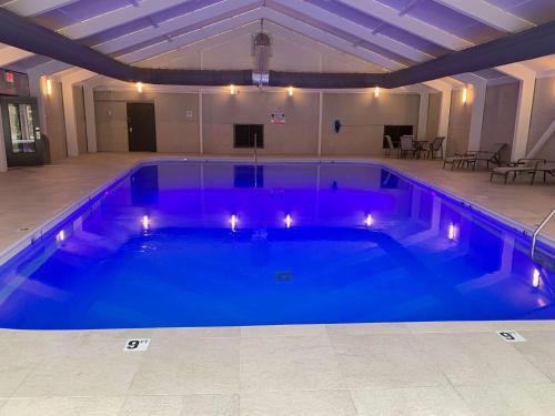 una grande piscina con acqua blu in un edificio di Best Western Plus Clarks Summit Scranton Hotel a Clarks Summit
